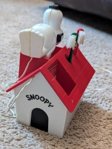 Vintage 1972 Peanuts Snoopy and his Dog House Corded Electric Toothbrushes - Picture 1 of 13