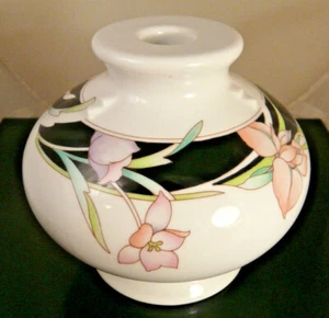 VINTAGE WICK'N'STICKS PORCELAINI CANDLESTICK FIONA BLACK W/LILY FLOWER-JAPAN - Picture 1 of 5