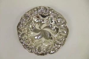 Plato de plata esterlina floral Repousse Art Nouveau - Imagen 1 de 22