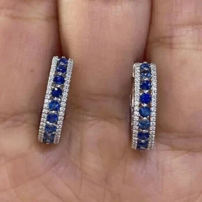 Pendientes de aro para mujer de zafiro simulado de corte redondo de 2 quilates enchapados en oro blanco de 14 quilates Foto 1 de 4