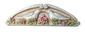 Placa de pared pintada a mano firmada Kissing Doves de Terre M. Stein - Imagen 1 de 5
