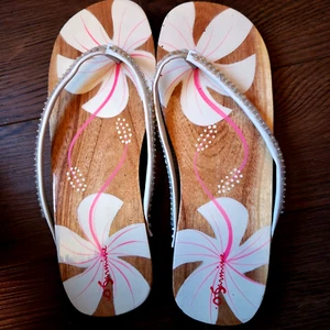 Carmine Hawaiin handbemalte Holz Flip Flops - Bild 1 von 3
