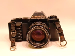 Canon T 50 vintage con obiettivo 50 mm 1,14 graffi corpo batteria AA non testata - Foto 1 di 14