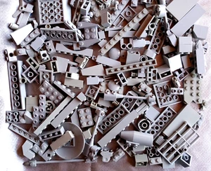 Lote #6 - 300 ladrillos, placas y piezas especiales LEGO gris claro - Imagen 1 de 3