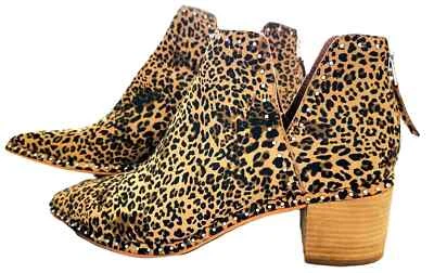 Botines Dolce Vita para mujer 9 gamuza leopardo punta bo plateados con tachuelas tacón de 2" Foto 1 de 4