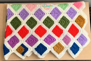 Mehrfarbige handgehäkelte Afghan/Decke 44 x 66" - Bild 1 von 2