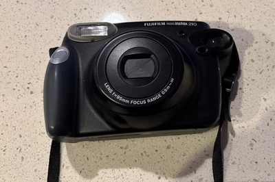 Пленочная камера мгновенного действия Fujifilm Instax 210 широкая, черная, ПОЖАЛУЙСТА, ПРОЧТИТЕ - Изображение 1 из 4