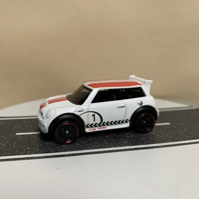 2010 Hot Wheels New Models Mini Cooper S Challenge White/Red w/Black PR5 1:64 NM - Image 1 of 4