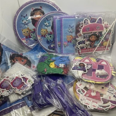 ENORME LOTE Gabbys Casa de Muñecas Cumpleaños Fiesta Suministros Platos Decoraciones Mantel Foto 1 de 4