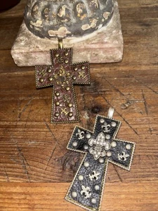 New…Lot Of 2 Large Faux Leather & Rhinestone Hook On Cross Pendants - Bild 1 von 11