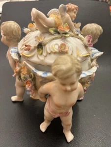 Antike Porzellanschale steht auf 3 Figuren mit Puttendeckel reichlicheVerzierung - Bild 1 von 8