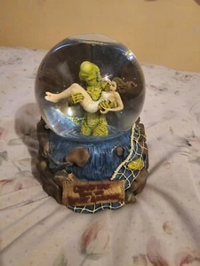1997 Universal Studios Creature From The Black Lagoon musikalische Schneekugel ohne Verpackung - Bild 1 von 13