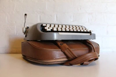 ROYAL ROYALITE Portable Typewriter - Manual -  Original Royal Leather Case! - Image 1 of 4