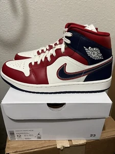 Größe (M 10,5) (W 12) Jordan 1 Mid USA (2022) (Damen) DQ7648-600 - Bild 1 von 5