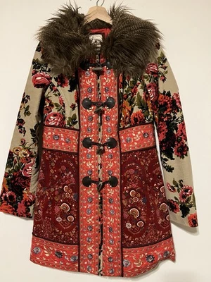 Abrigo Anthropologie Elevenses Karelia 8 Rojo Imitación Piel Borde Terciopelo Floral Retazos Foto 1 de 4