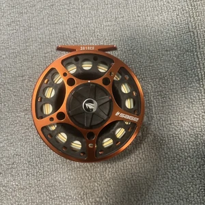 Carrete de pesca con mosca Sage 3810CF con boy de una sola mano RIO en contacto 3D - Imagen 1 de 6