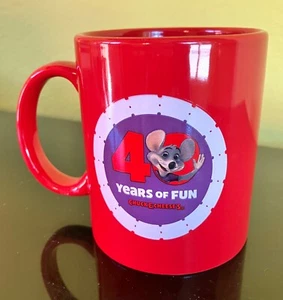 Taza de café CHUCK E CHEESE, 2017 40 años de diversión 40 aniversario Pizza Time roja - Imagen 1 de 4