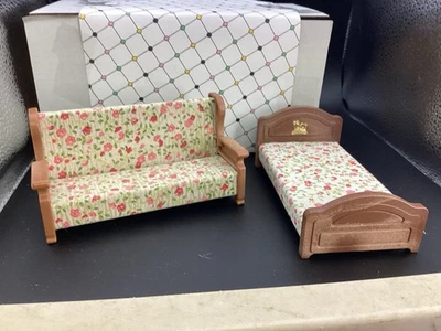 Cama y sofá florales vintage de miniaturas para casa de muñecas perfectos para niños Foto 1 de 2