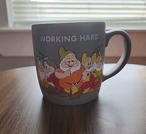 Sieben Zwerge arbeiten hart kaum arbeiten Schneewittchen Keramik Kaffeebecher Disney - Bild 1 von 4