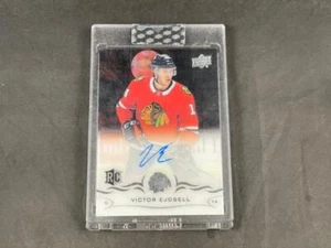 2018-19 UPPER DECK CLEAR CUT HOCKEY VICTOR EJDSELL CCR-VE ROOKIE AUTO BLACKHAWKS - Picture 1 of 2