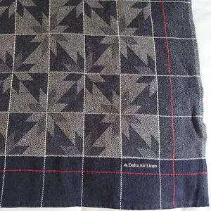 DELTA AIRLINES 1999 First Class SCHNEEFLOCKE Decke 70""x48"" JOHN HORSFALL Vintage - Bild 1 von 6