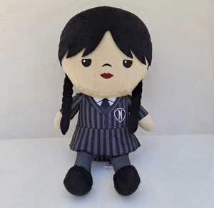 Just Play MGM Wednesday Addams 10 Zoll Plüschpuppe Nevermore Schuluniform - Bild 1 von 4