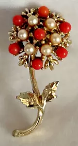 Vintage Brooch Faux Coral and Pearl Gold Tone Brooch 5 cm high 3 cm wide - Picture 1 of 2