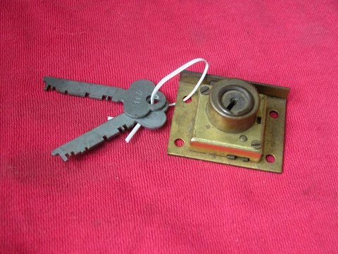 Vintage Yale 1745 Cabinet Door Lock Desk Drawers Flat Keys Cover