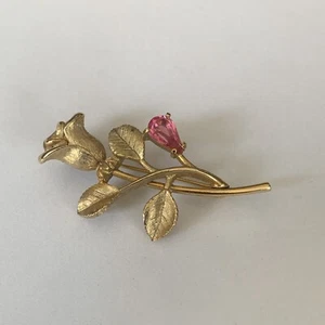 Broche prendedor vintage años 70 Avon Rose con piedras preciosas de vidrio rosa hermoso tono dorado - Imagen 1 de 4