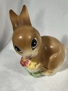 Estatuilla vintage de conejito Napco con flor C-9094 - Imagen 1 de 3