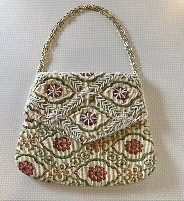 Bolso de mano de colección tapiz adornado blanco con cuentas de semillas con correa de cadena dorada Foto 1 de 4
