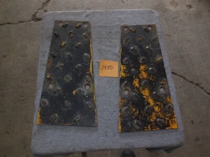 IH Cub Cadet 1200 1250 1450 1650 Tractor Foot Tread Plates IH-547690-R1 LH & RH - Picture 1 of 2