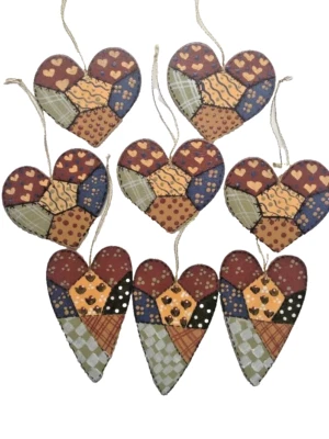 Conjunto de 8 enfeites de Natal colcha em forma de coração madeira pintados à mão - Imagem 1 de 4