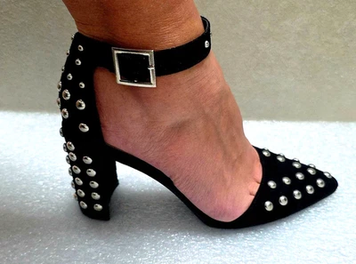 Zapatos de salón Qupid negros de gamuza plateados con tachuelas punta cerrada con correa para el tobillo para mujer talla 7 Foto 1 de 4