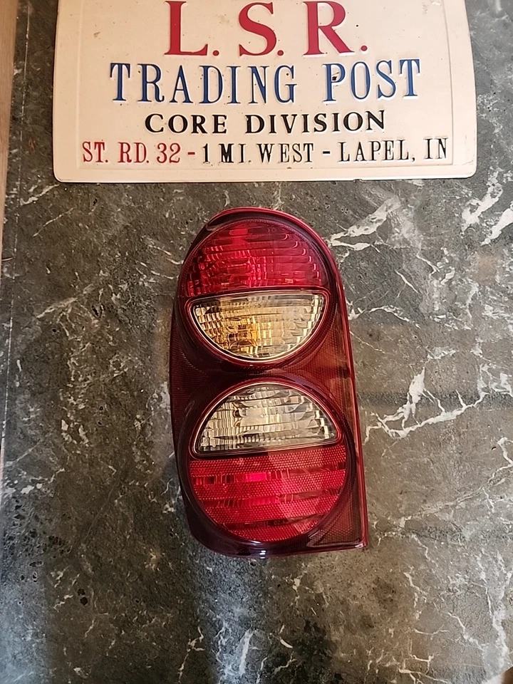 Левый задний фонарь со стороны водителя для Jeep Liberty 2005-2007 годов выпуска от оригинального производителя 78004 - Изображение 1 из 1