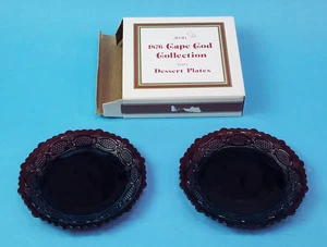 Dos platos de postre Avon 1876 Cape Cod Collection rojo rubí coleccionables en caja - Imagen 1 de 4