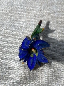 SMALL VINTAGE PAINTED RESIN FORGET ME NOT PIN BROOCH C 1950s - Picture 1 of 8