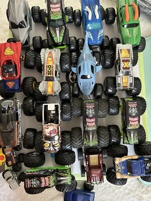 Monster Trucks Lote de 18 Gravedigger Samson Superman MaxD Mattel Mini McD DESC* Foto 1 de 4