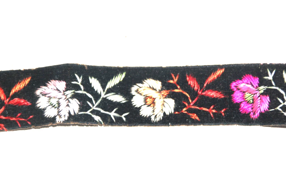 Petit galon de velours noir et broderie de soie.. 66.5 x 2.5 - Photo 1/4