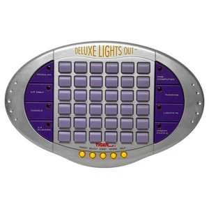 Rompecabezas de viaje de juego electrónico portátil 1996 Deluxe Lights Out Tiger juguete raro - Imagen 1 de 2