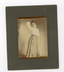 Edwardianische Frau in ungewöhnlich anmutiger sinnlicher Pose. Antikes Vintage Foto - Bild 1 von 3