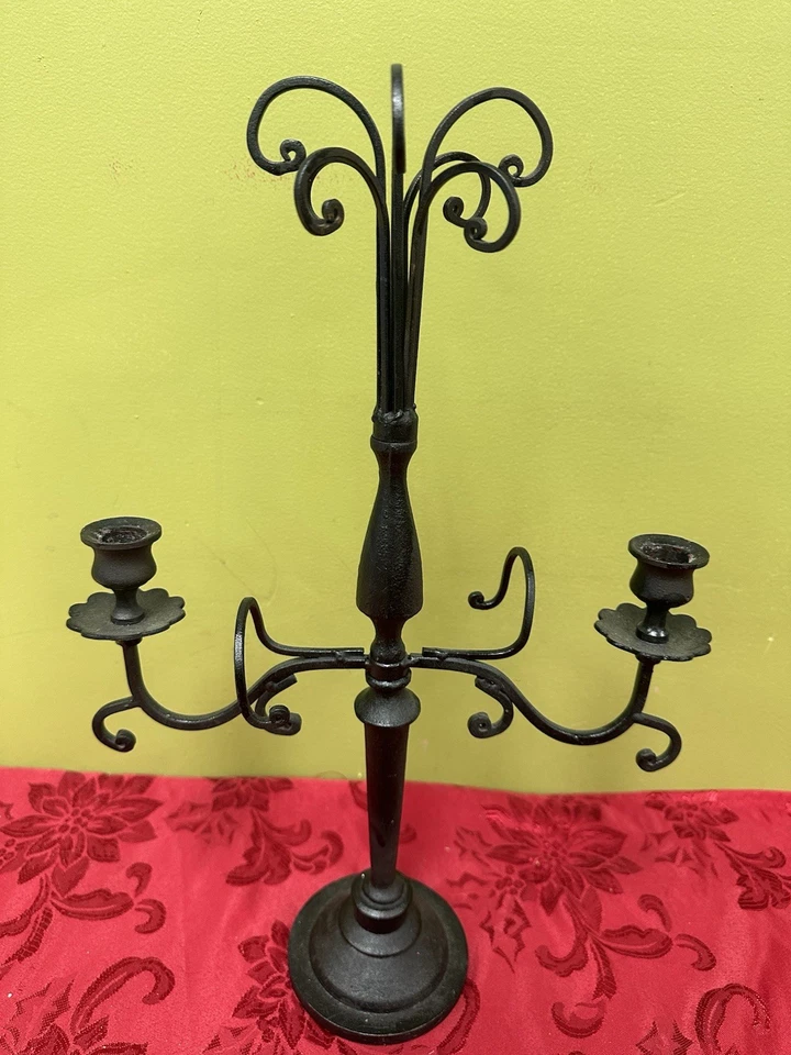 Candelabro vintage de hierro forjado de 18” con 2 brazos Foto 1 de 1