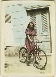 PHOTO ANCIENNE - VINTAGE SNAPSHOT - PHOTO COLORISÉE VÉLO BICYCLETTE FEMME - BIKE - Imagen 1 de 1