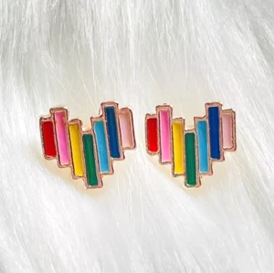 Aretes Corazón Arco Iris Tono Dorado Metal Moda Disfraz Orgullo - Imagen 1 de 4