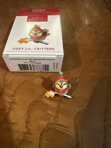 Hallmark 2023 Recuerdo Mini Acogedor Lil' Critters Adorno de Navidad Nuevo con Caja - Imagen 1 de 5