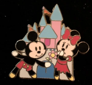 DISNEY PIN TRADING FLEXIBLE CHARACTERS MICKEY AND MINNIE CASTLE PIN - Picture 1 of 2