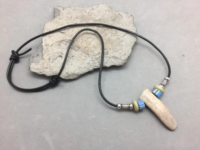 Colgante de diente de cuerno caribú cordón de cuero se ajusta 18"-24" rústico hombre de montaña Foto 1 de 4