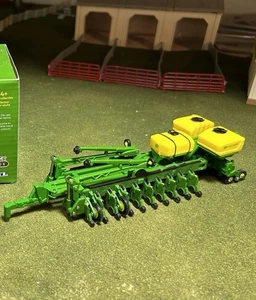 1/64 Ertl John Deere 1775NT 24 Row Planter On Tracks - Picture 1 of 5