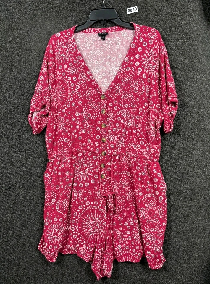 Mameluco con botones Torrid para mujer talla 2X rojo blanco floral manga corta  Foto 1 de 4