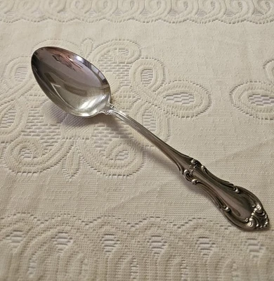 Cuchara para servir Juana de Arco de plata de ley internacional de 8".  Foto 1 de 4